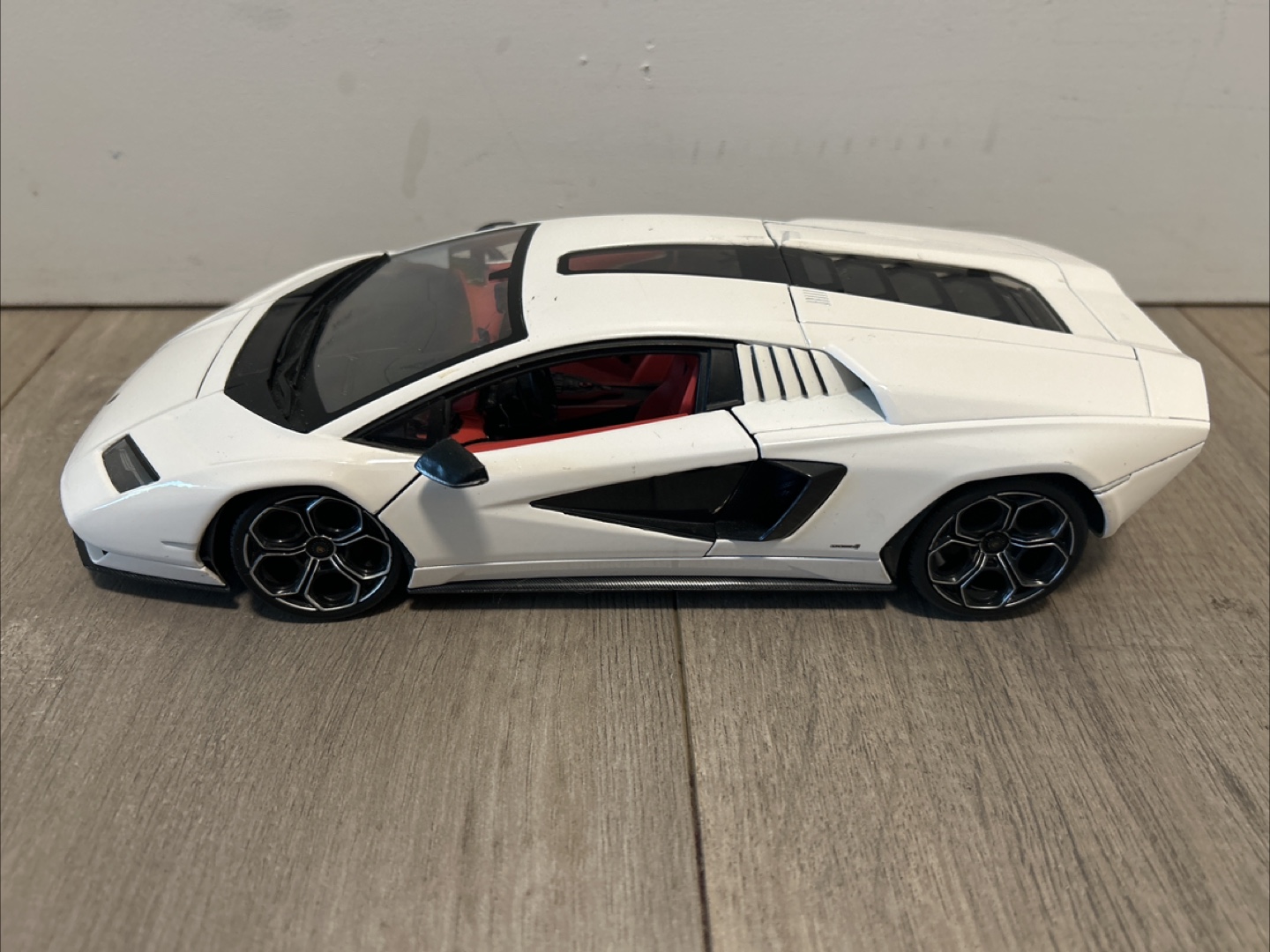 Maisto Lamborghini Countach LPI 800-4 White - photo 2