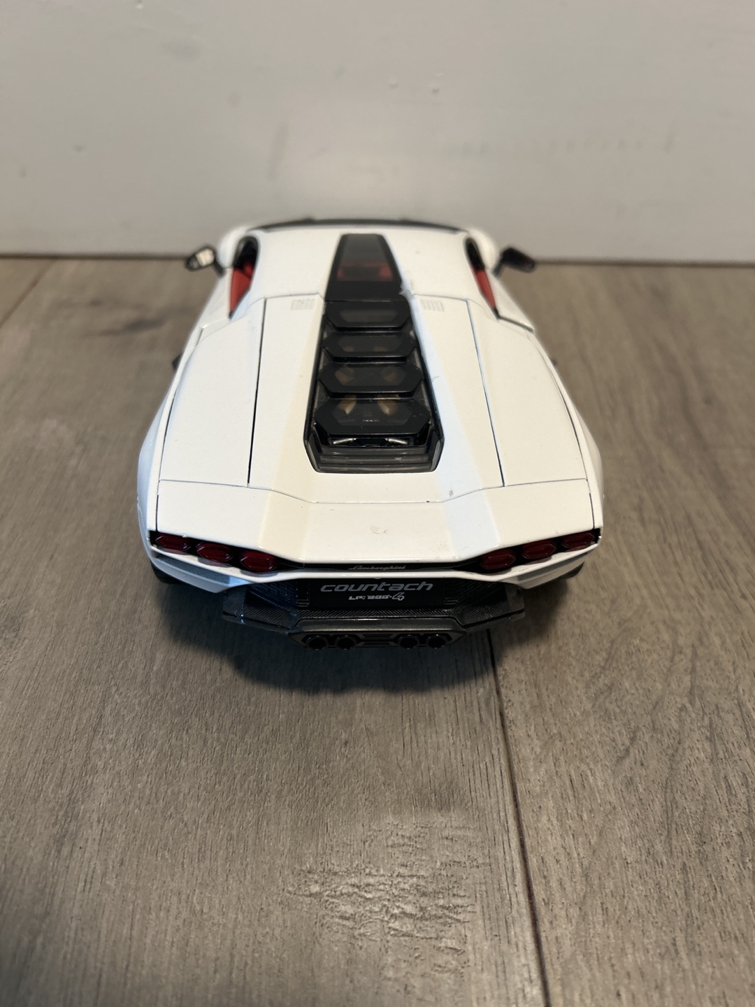 Maisto Lamborghini Countach LPI 800-4 White - photo 3