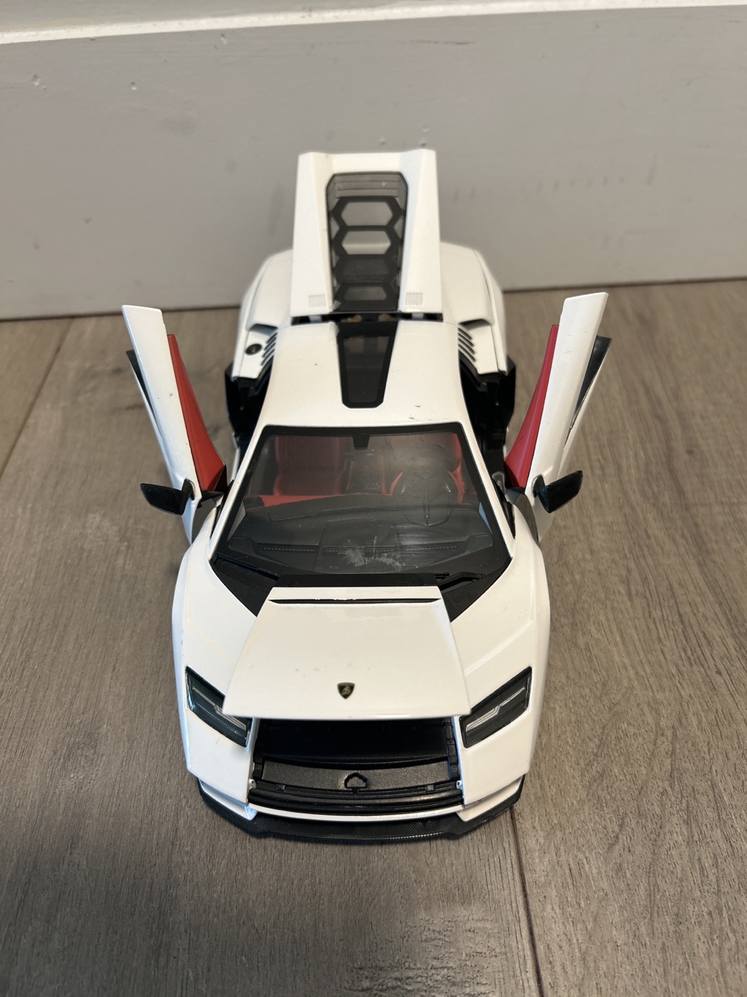 Maisto Lamborghini Countach LPI 800-4 White