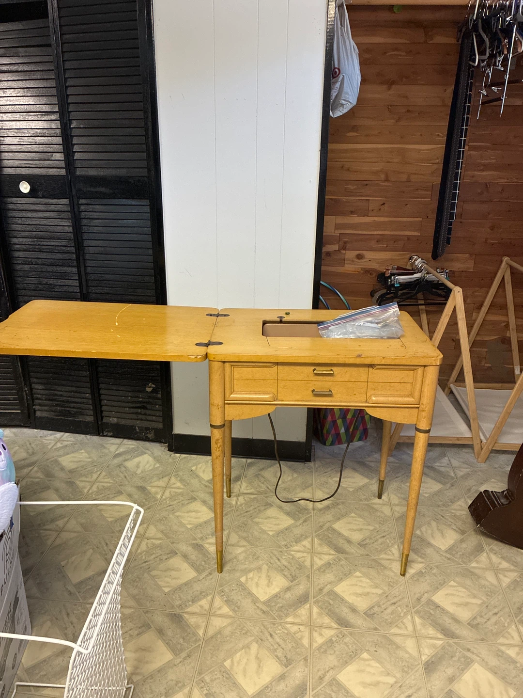 Singer sewing machine in a table - photo 3