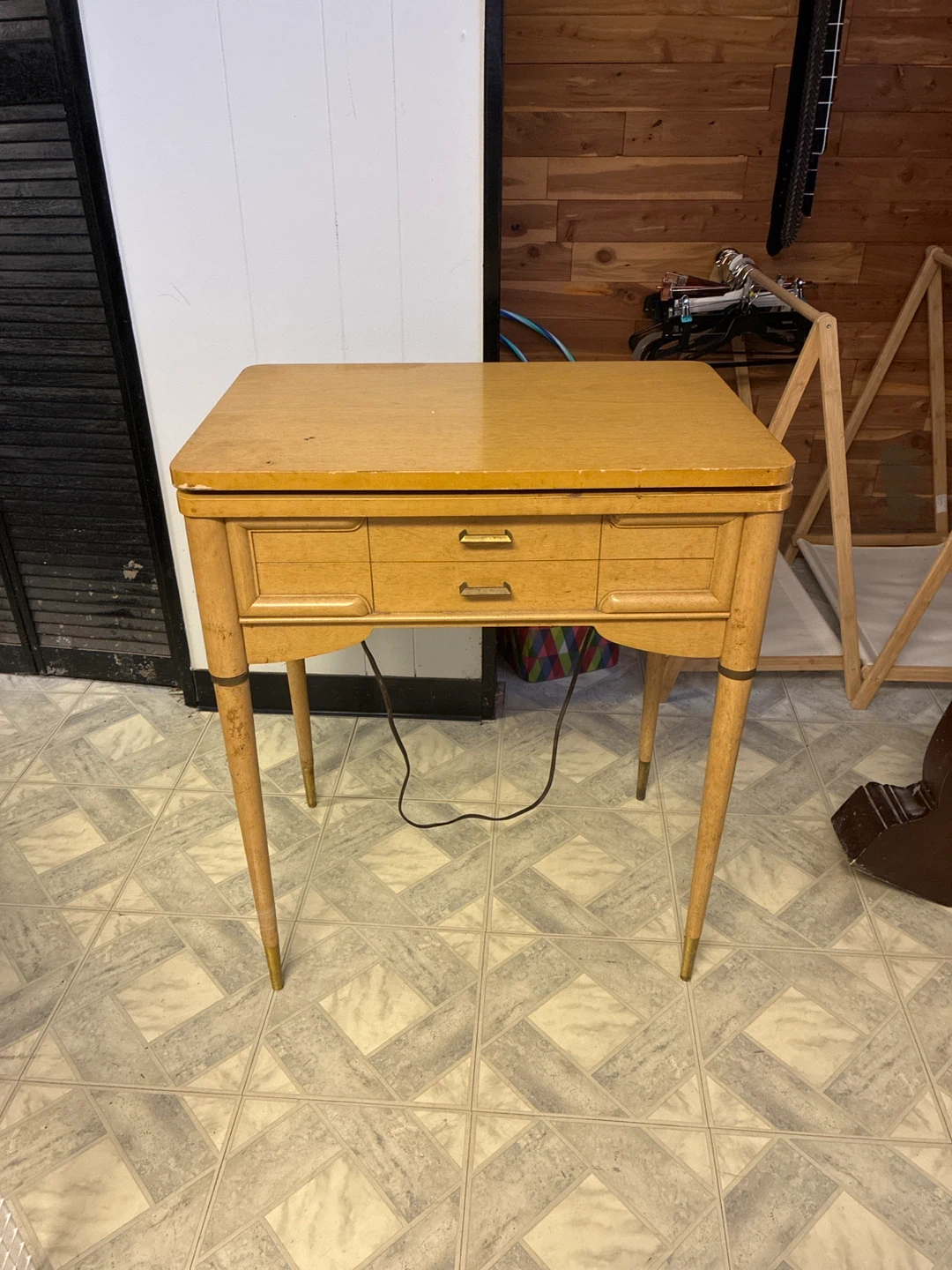 Singer sewing machine in a table - photo 4
