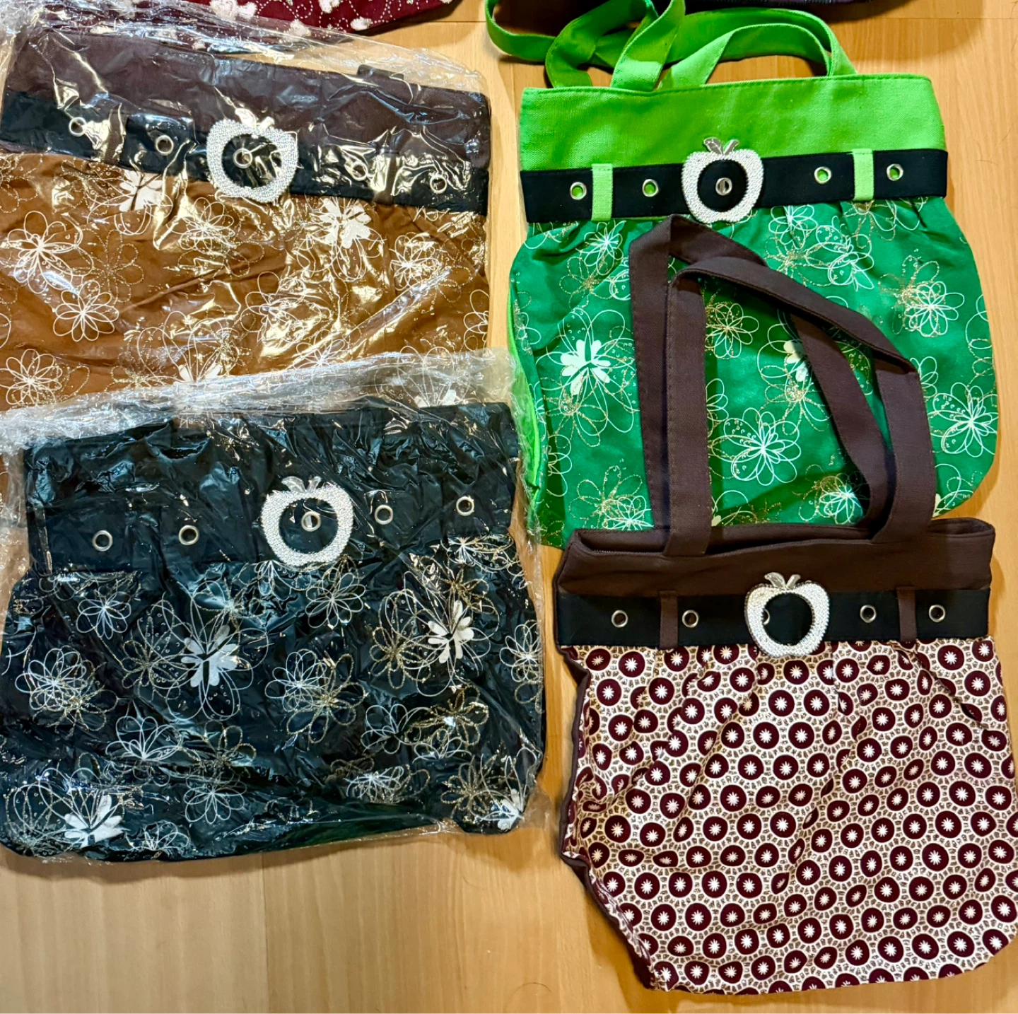Lot of 8 Assorted Pattern Handbags with Apple Embellishments - photo 3