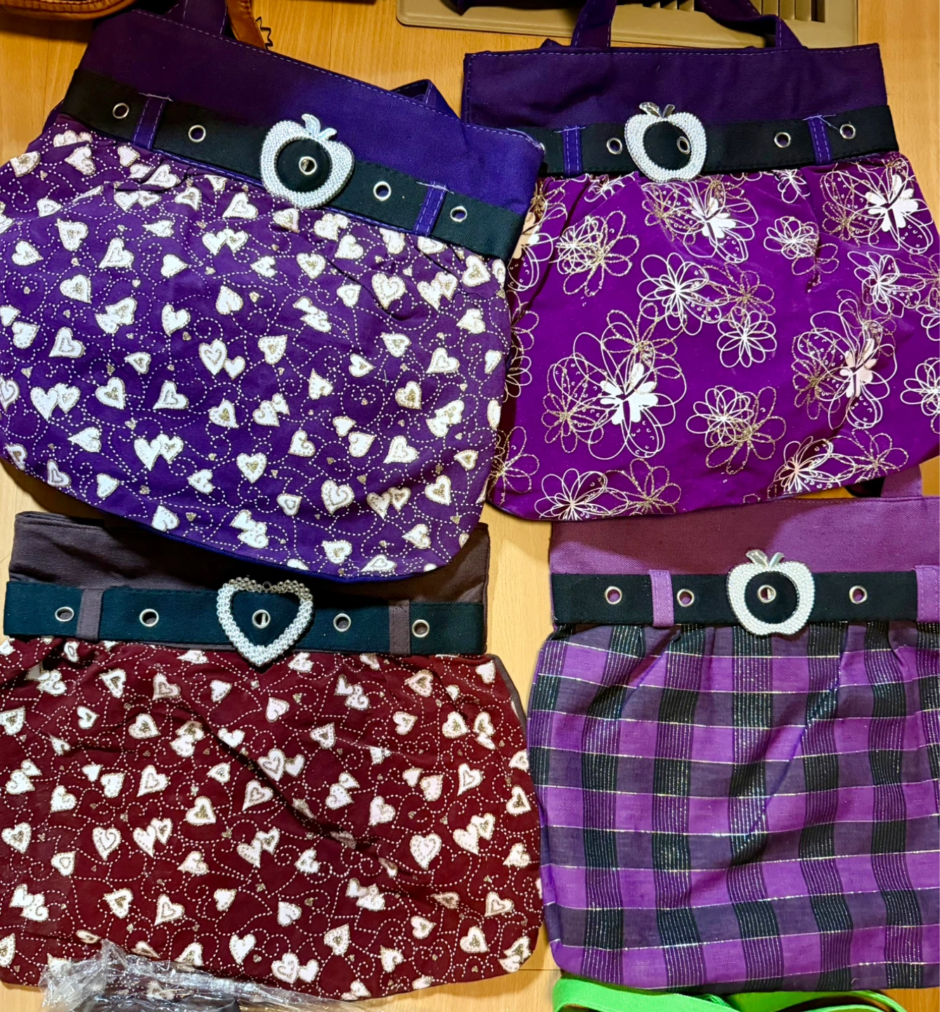 Lot of 8 Assorted Pattern Handbags with Apple Embellishments - photo 2
