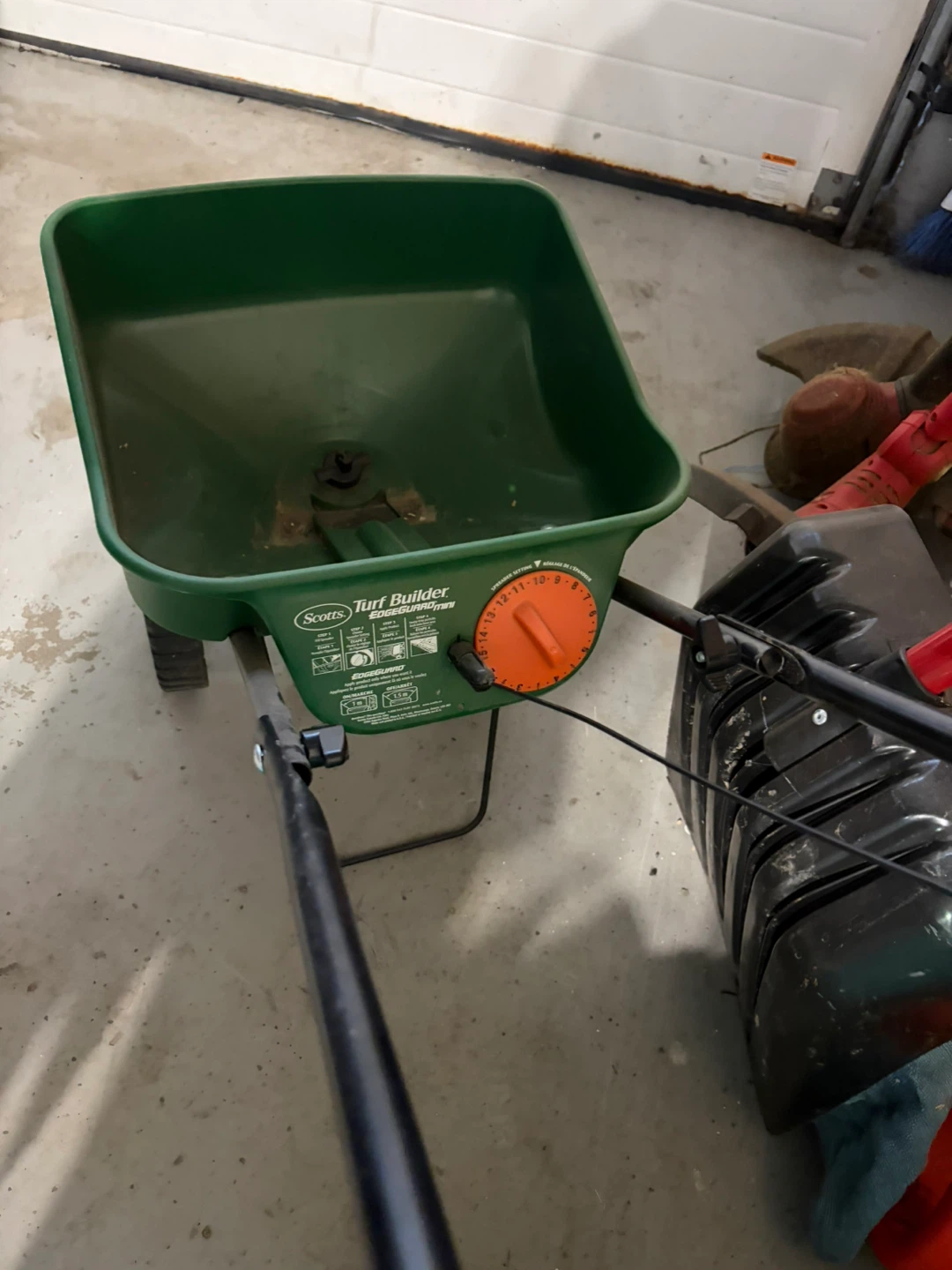Scotts Turf Builder Edgeguard Mini Spreader