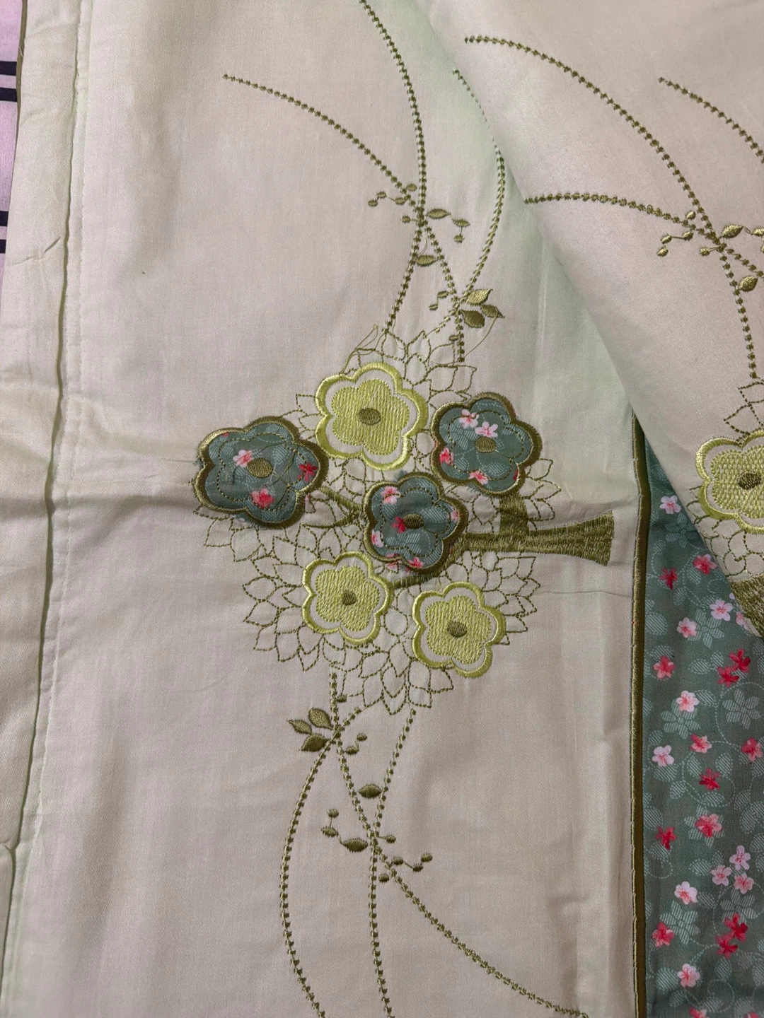 Light Green Embroidered Pillowcase with Floral Design - photo 3
