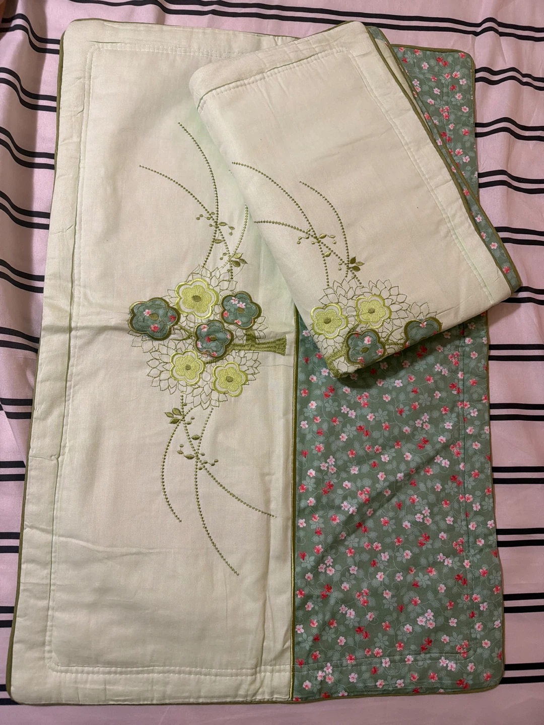 Light Green Embroidered Pillowcase with Floral Design - photo 2