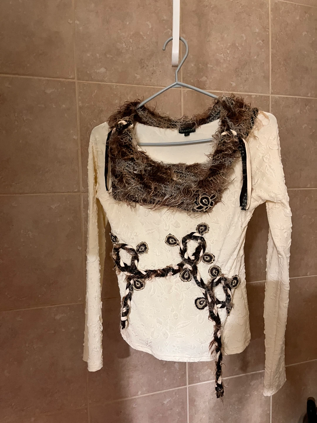 Cream lace long-sleeve top with fur collar