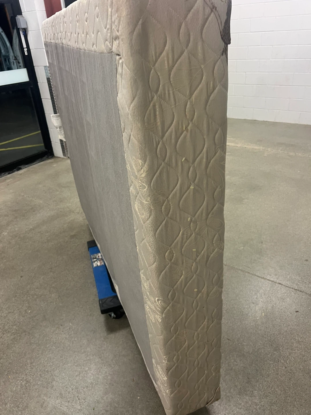FREE QUEEN SIZE Simmons Beautyrest Box Spring - photo 4