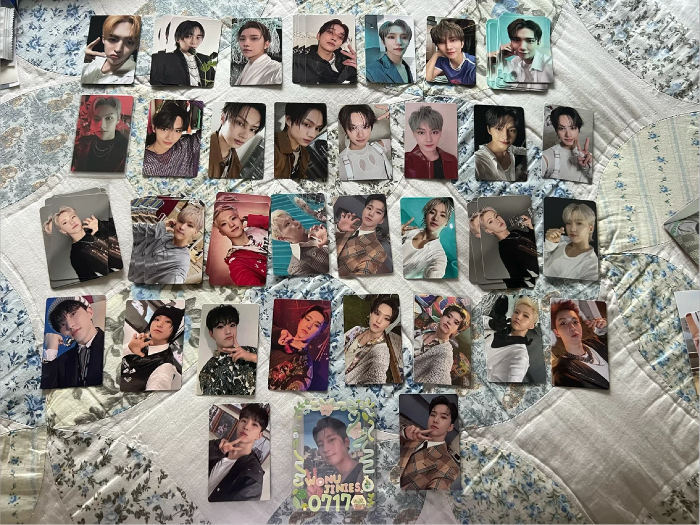 K-pop Seventeen album pcs
