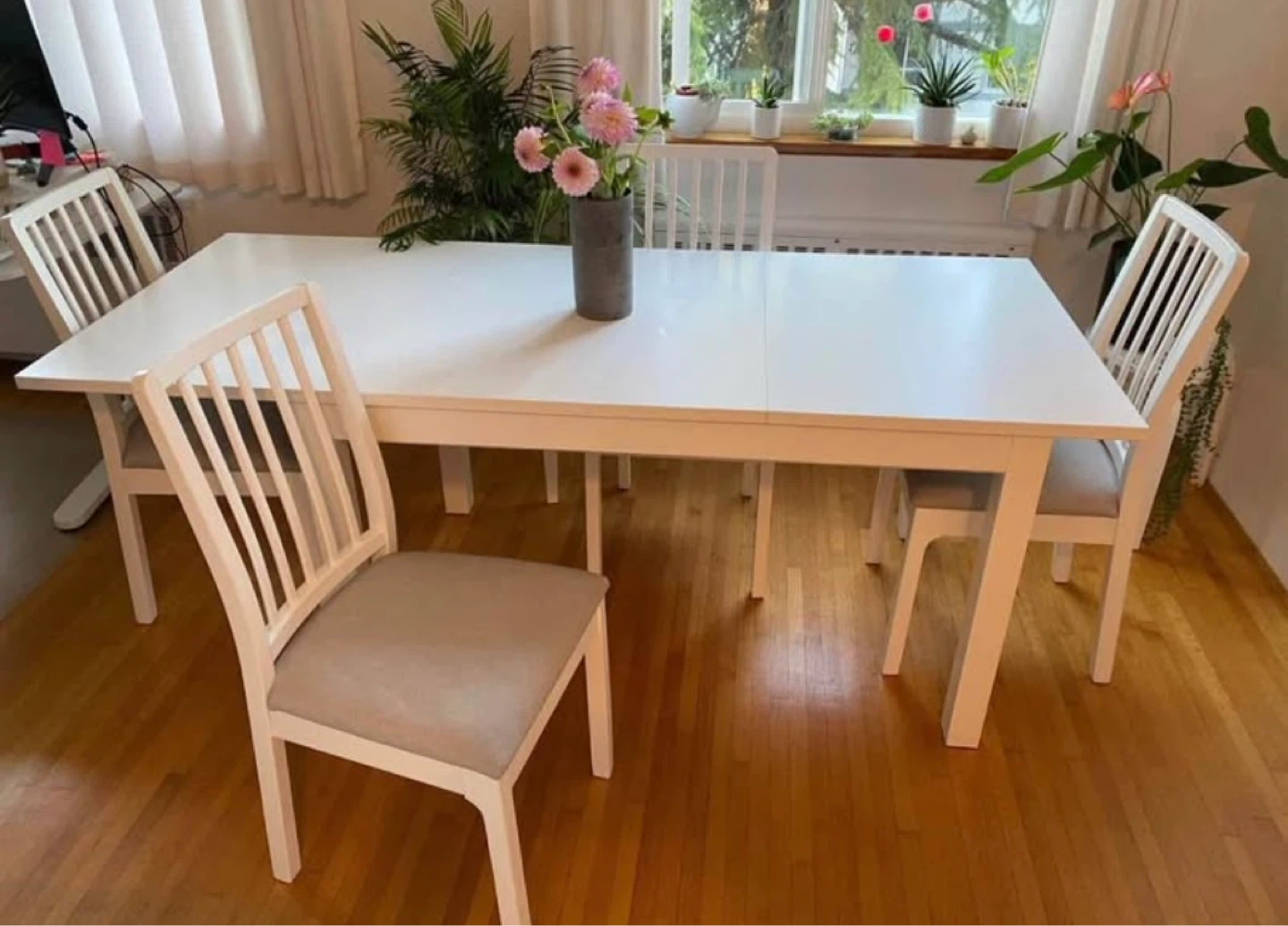 Can deliver—Ikea extendable table with 4 or 6 chairs - photo 4