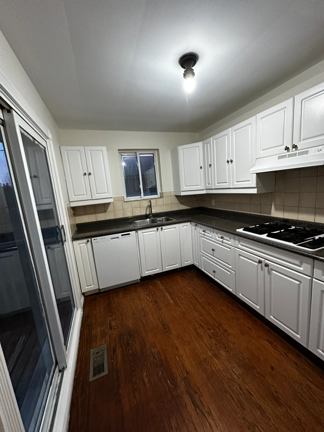 3 bedroom bungalow for rent - photo 5