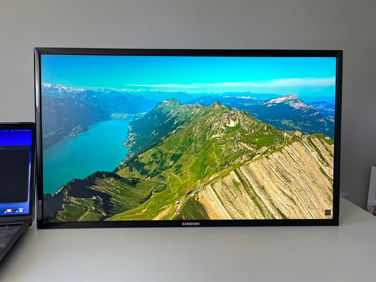 Samsung 27 inch monitor - no screen crack and no dead pixel