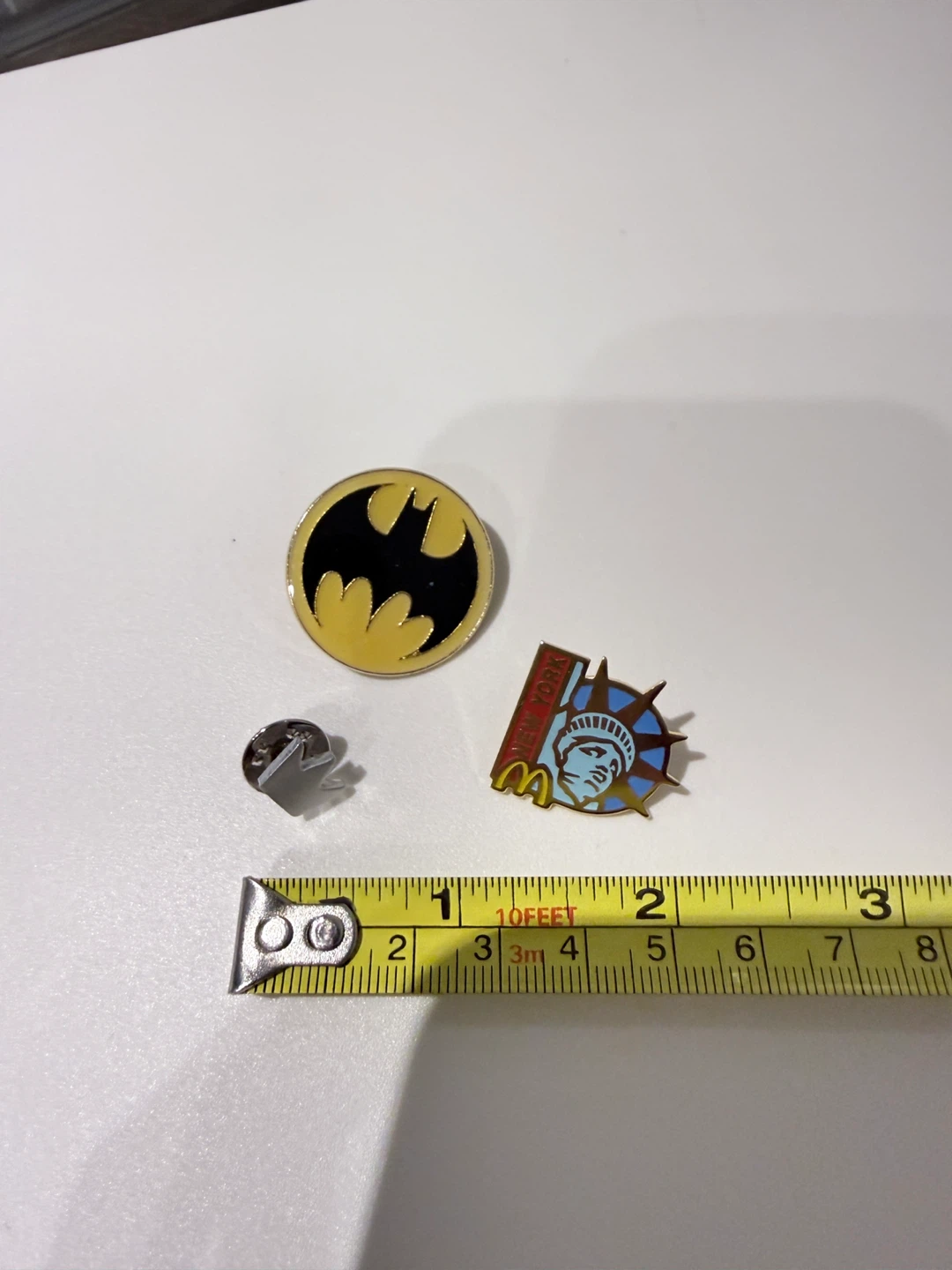 Pins: Batman, Statue of Liberty, - photo 2