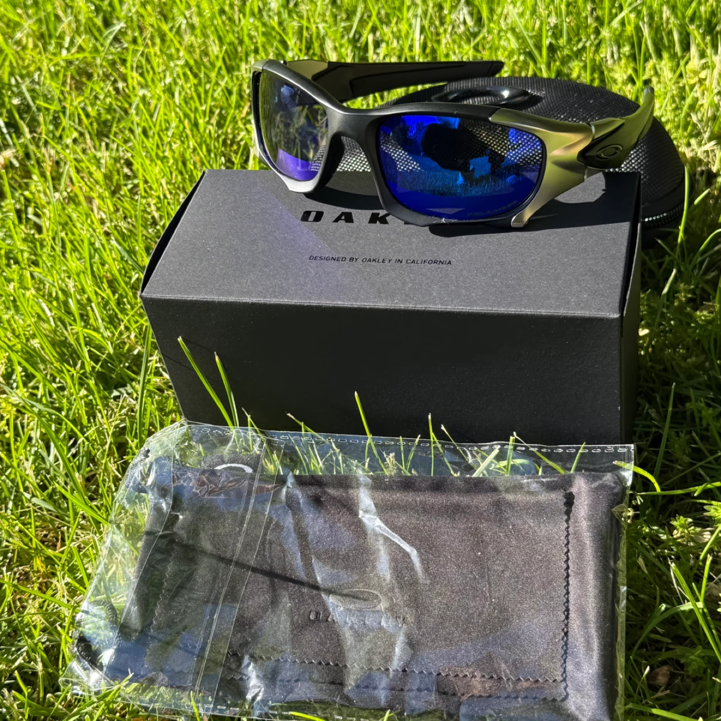 Oakley Sunglasses with Case and Box - photo 4