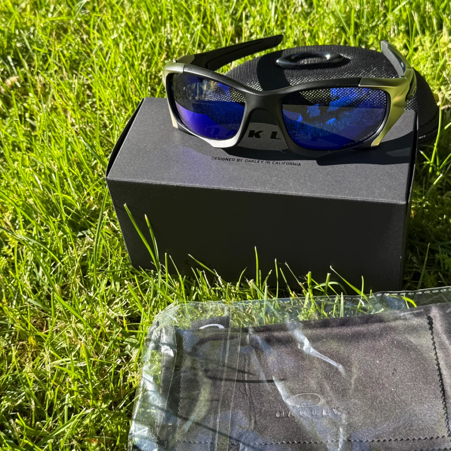 Oakley Sunglasses with Case and Box - photo 5
