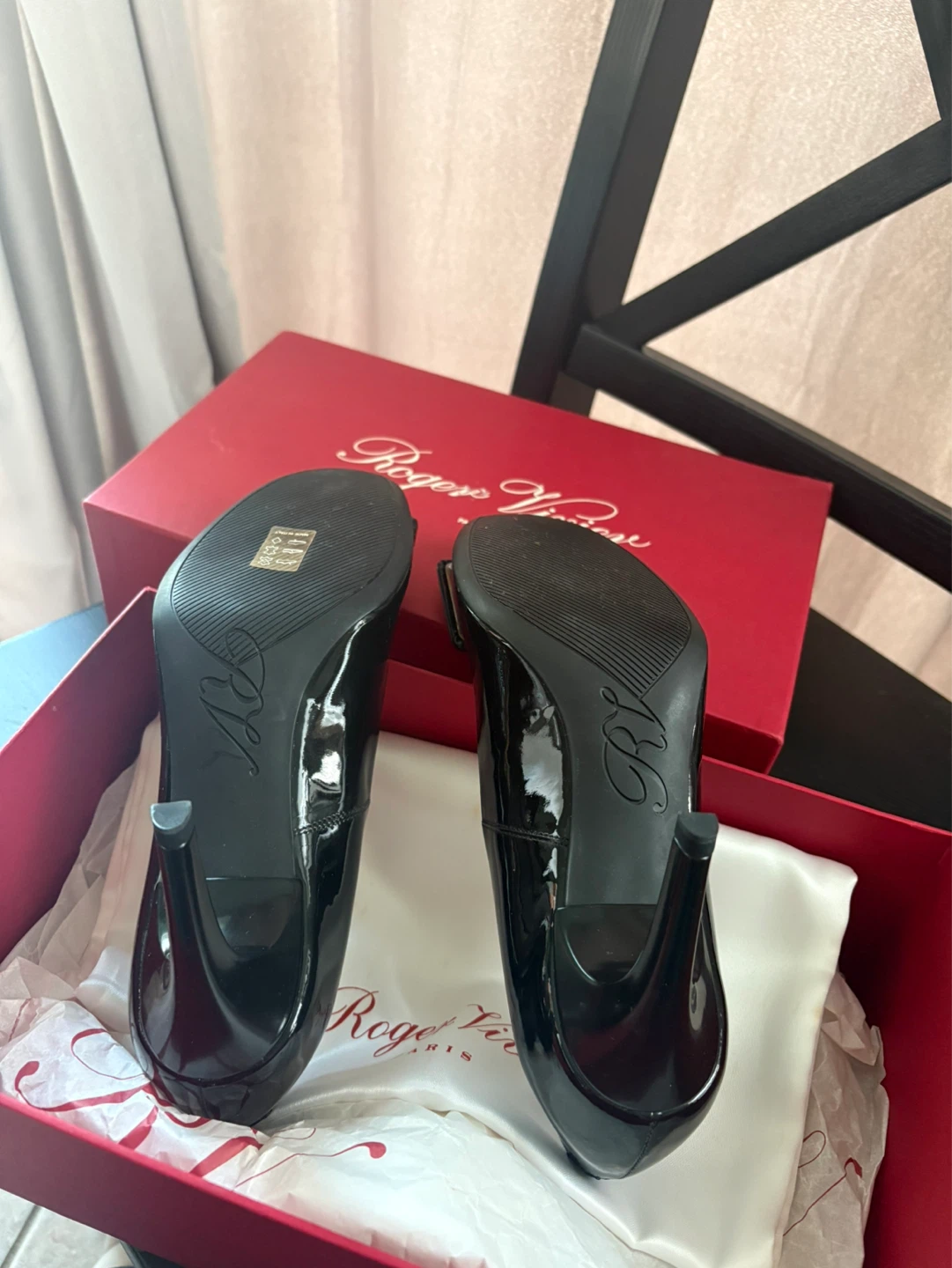 Roger Vivier Black Patent Leather Heels with rubber sole - photo 3