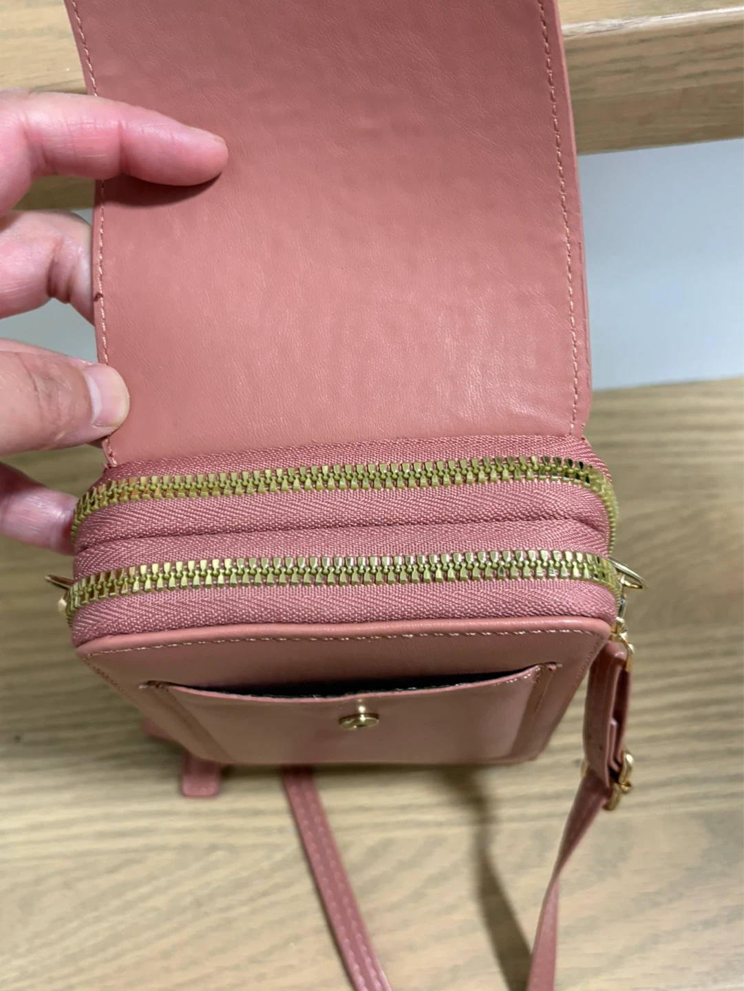 Pink crossbody phone bag with card slots - photo 3