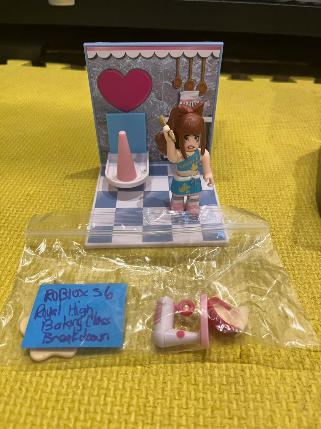 Roblox Series 6 Royal High Baking Class Breakdown Figure Set - photo 3