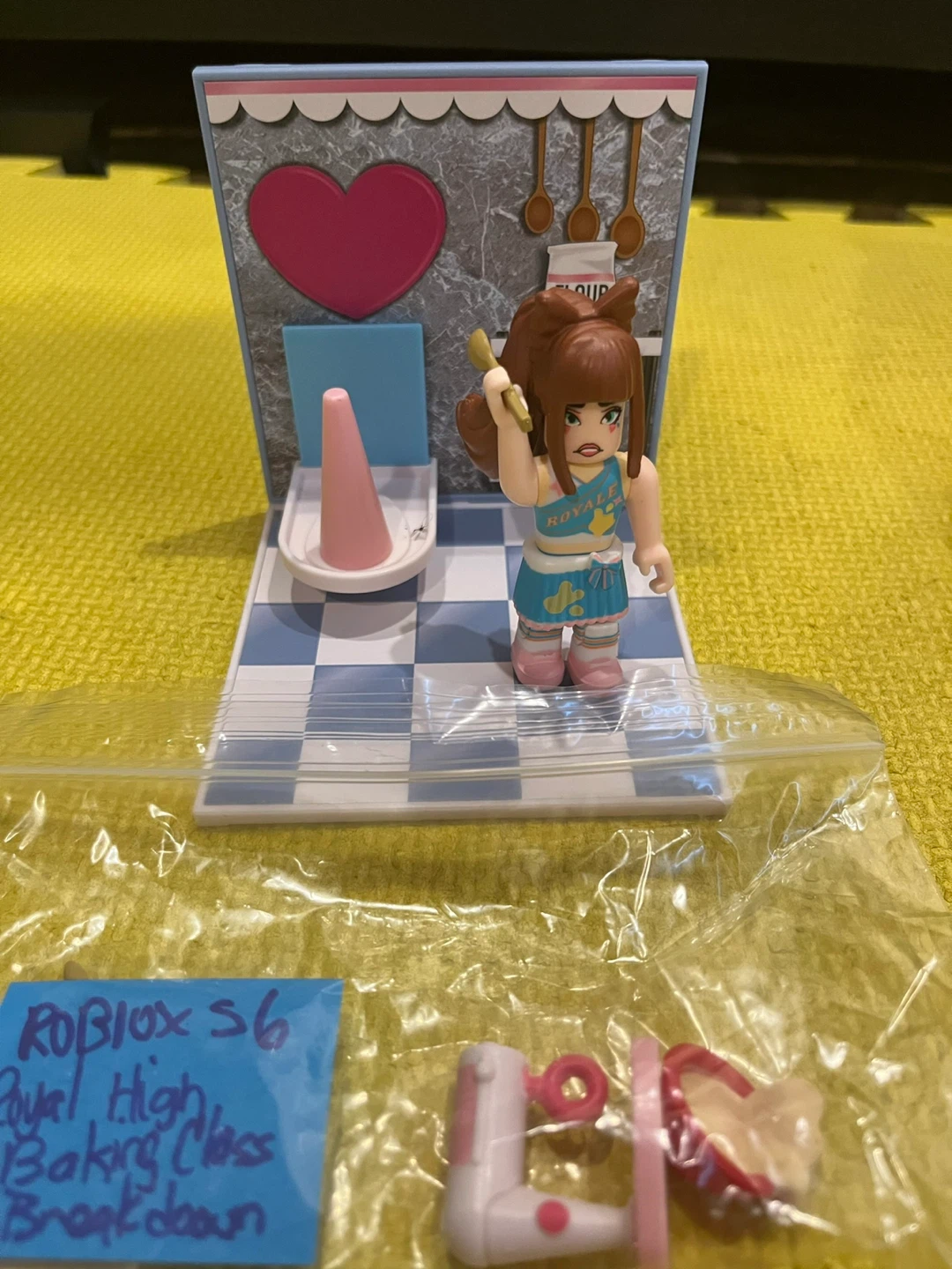 Roblox Series 6 Royal High Baking Class Breakdown Figure Set - photo 2