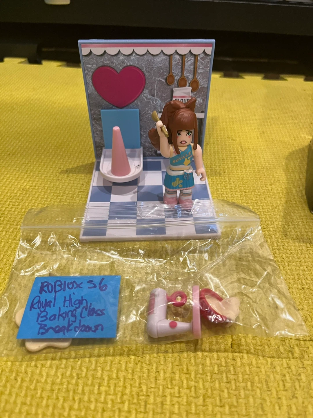 Roblox Series 6 Royal High Baking Class Breakdown Figure Set - photo 4