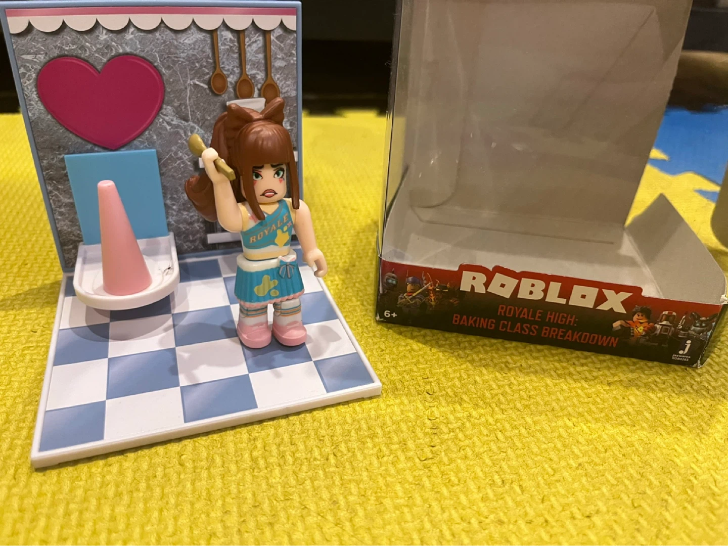 Roblox Series 6 Royal High Baking Class Breakdown Figure Set