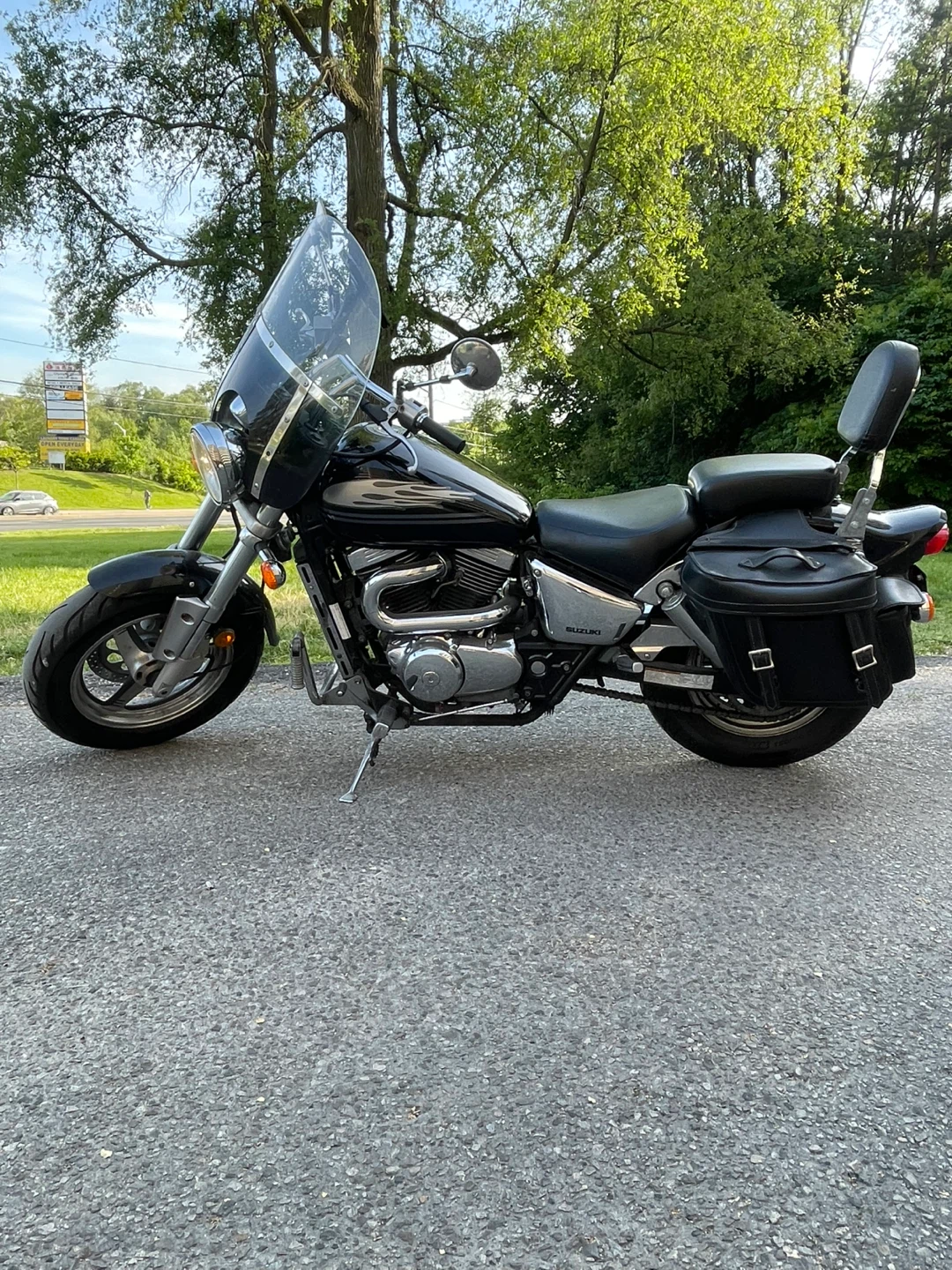 Suzuki Motorcycle with Windshield and Saddlebags - photo 4