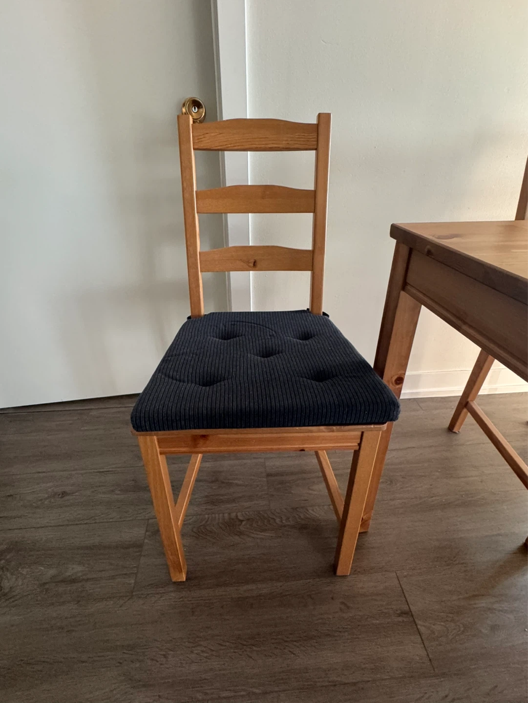 IKEA Dining Table Set with 4 Chairs. Cushions included. - photo 3