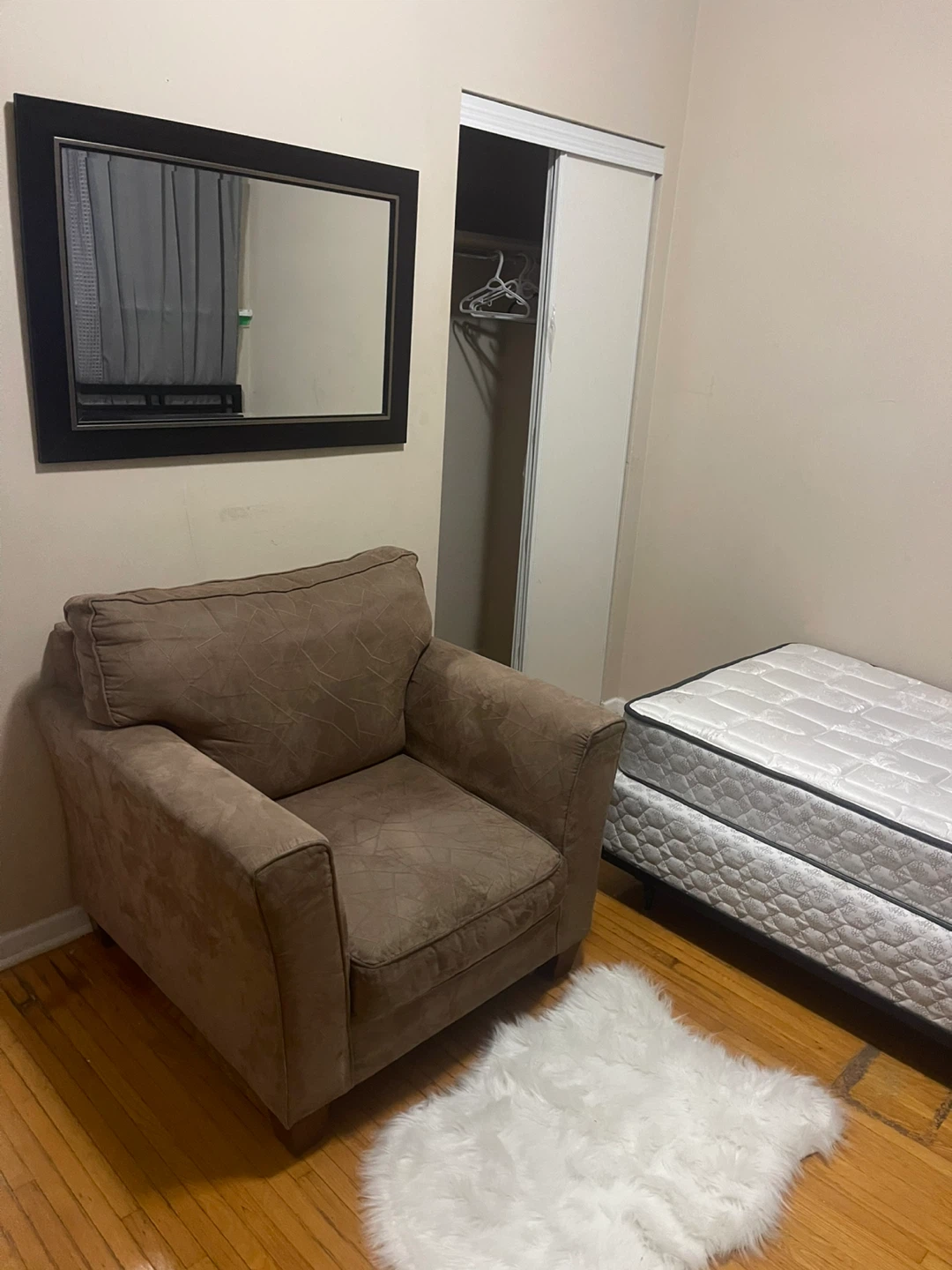 Beautiful Room for rent - photo 3