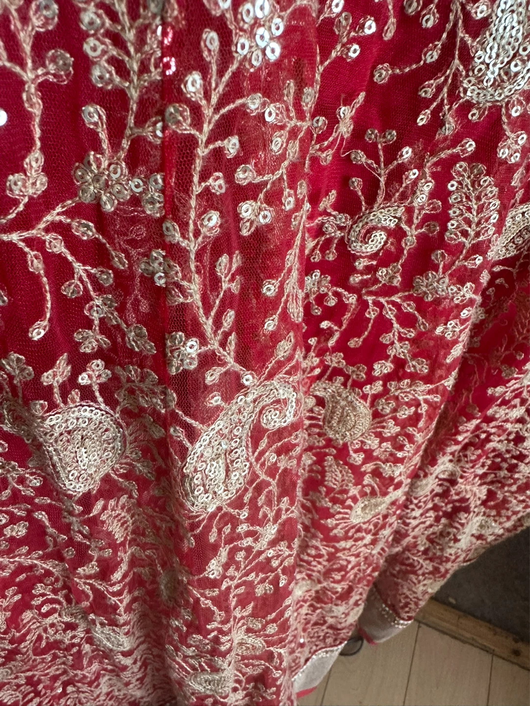 Red sequined dress with gold embroidery - photo 3