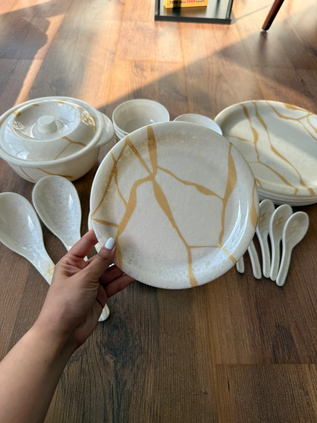 Beautiful Gold Vein Dinnerware Set – 32 Pieces, Dishwasher Safe - photo 2