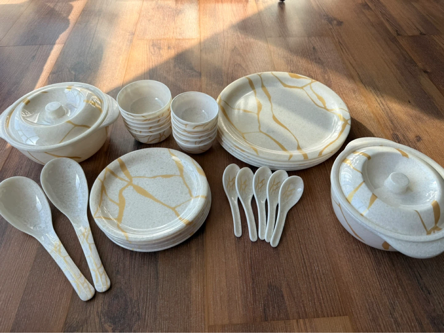 Beautiful Gold Vein Dinnerware Set – 32 Pieces, Dishwasher Safe