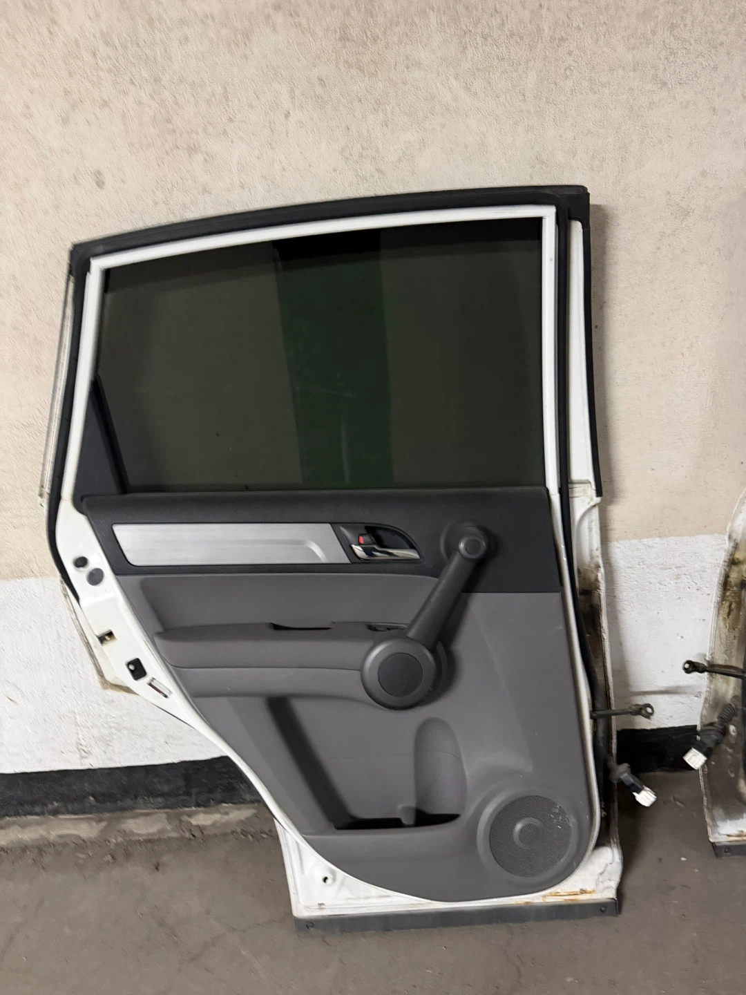 2009 Honda crv back Doors and Hood - photo 2