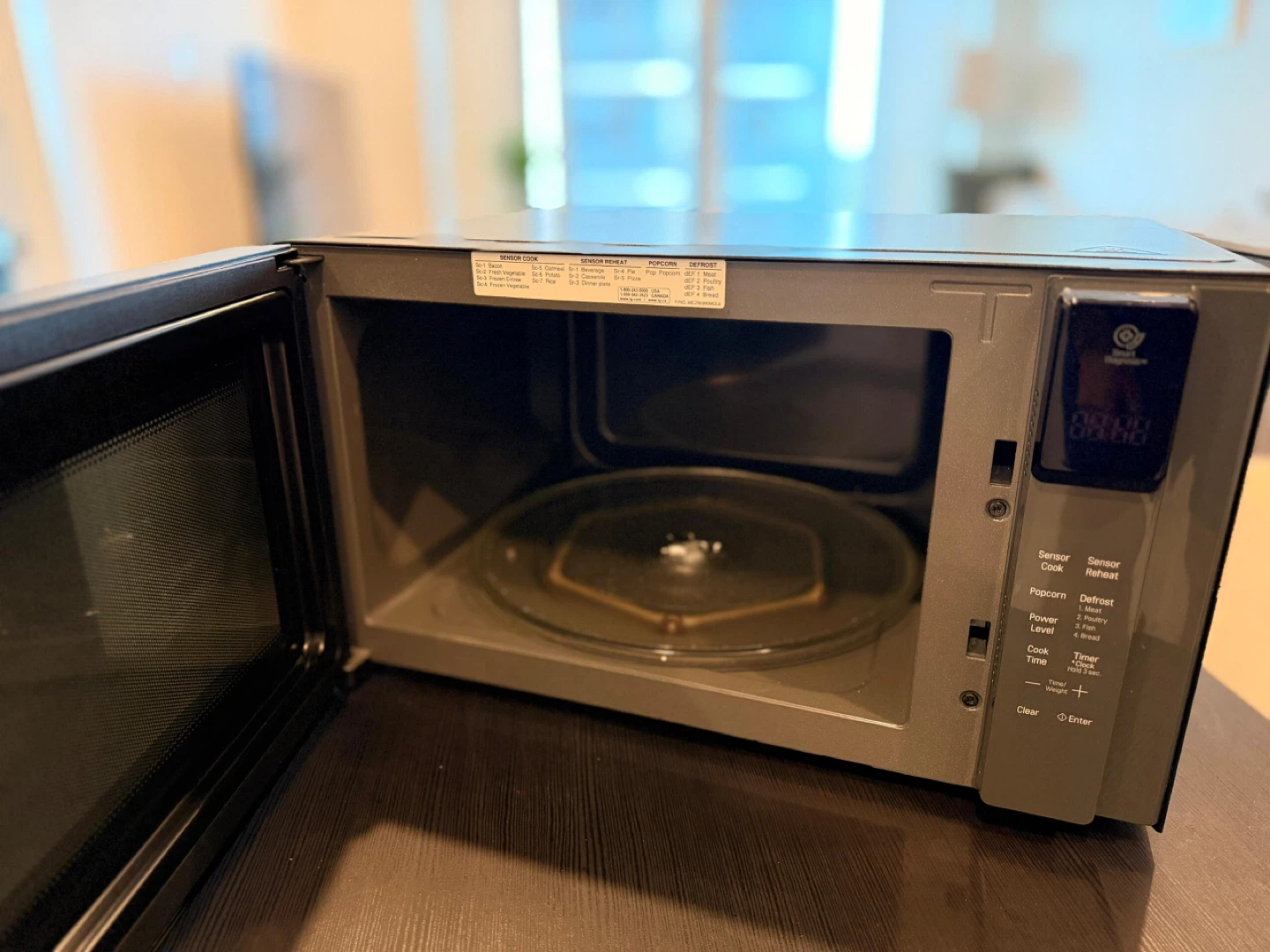 LG Microwave Oven 1.5 CU.FT. / 1200 W - photo 3