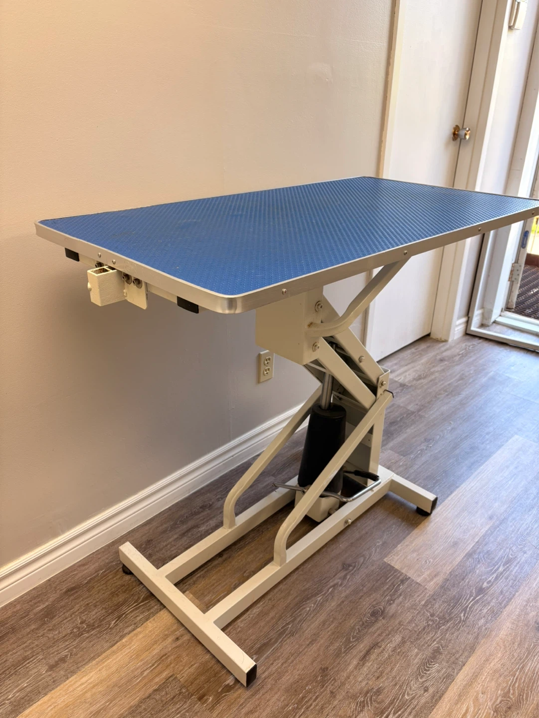 Adjustable Hydraulic Grooming Table