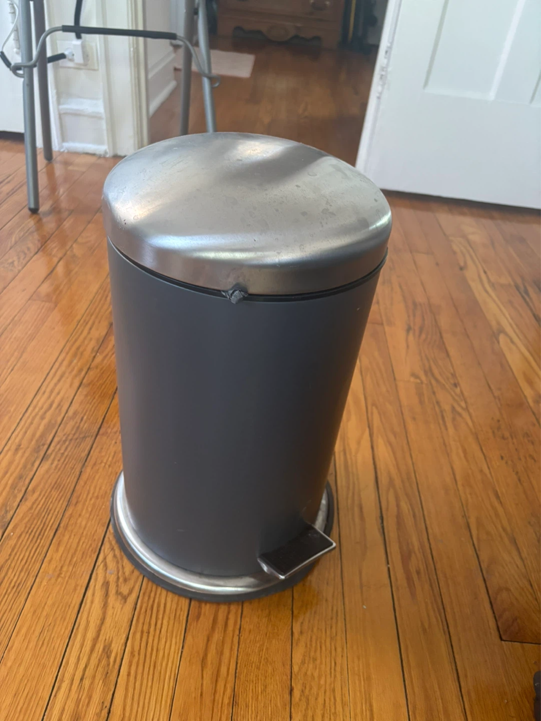 Trash can with lid