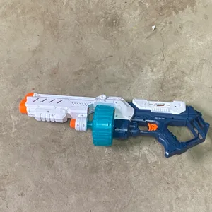 Toy blaster gun with drum magazine
