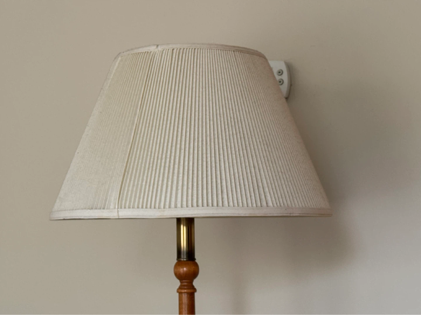 Roxton Maple Wooden Floor Lamp with Cream Pleated Shade - photo 3