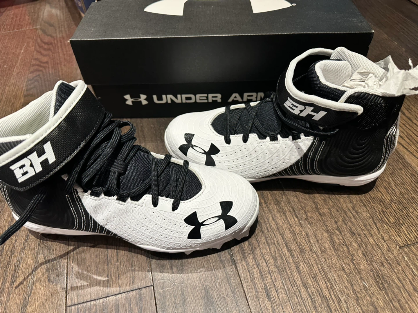NEW Under Armour Harper 4 Mid Youth Baseball Cleats