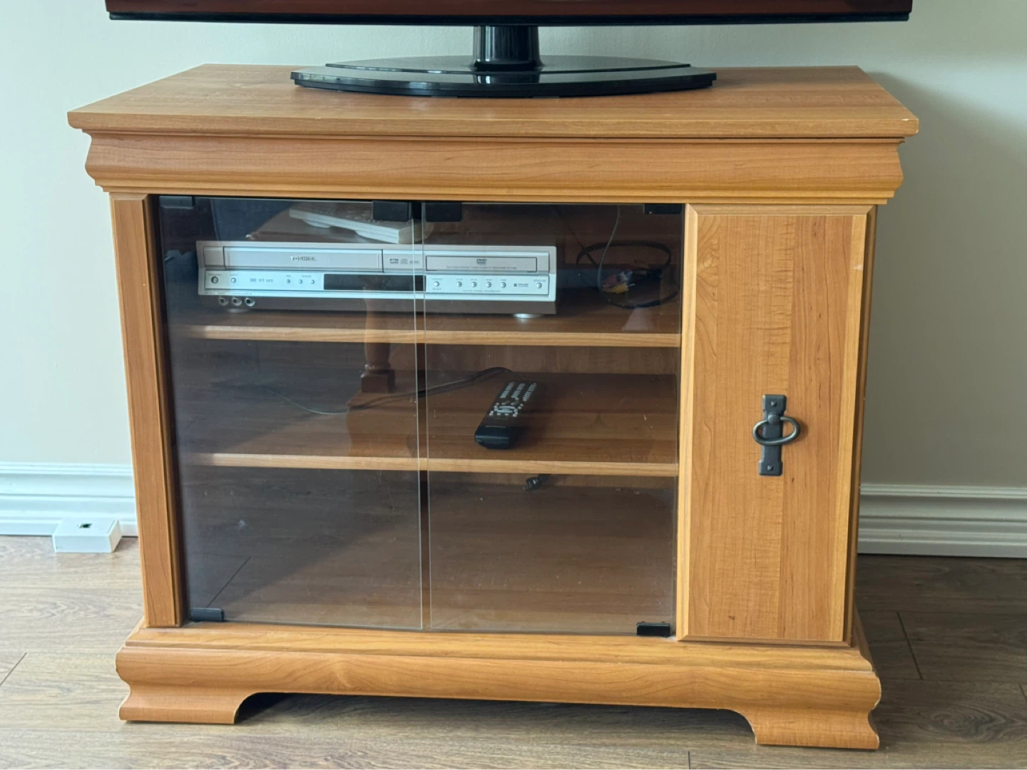 Roxton maple Media Console with Glass Doors - photo 2