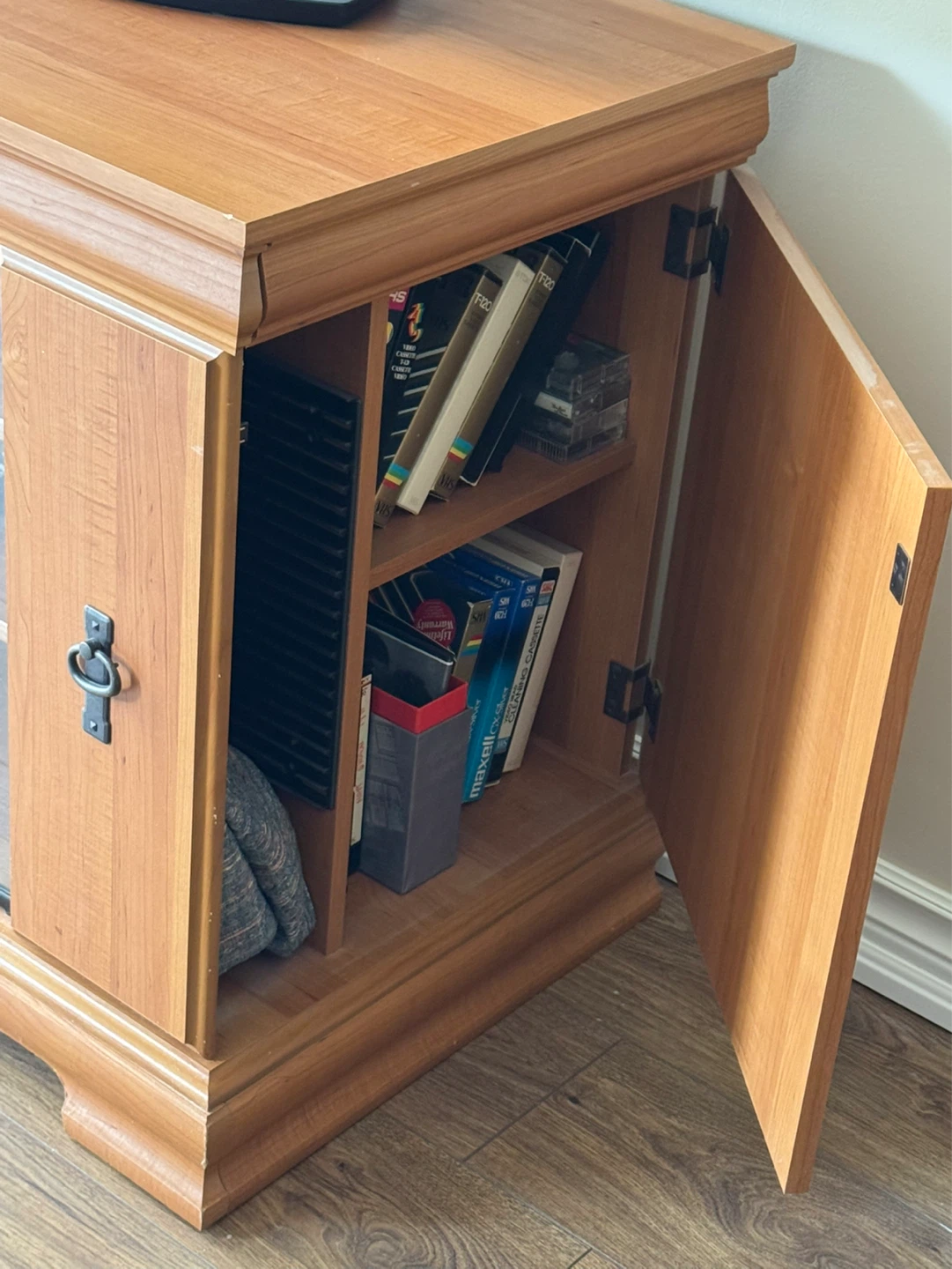 Roxton maple Media Console with Glass Doors - photo 3