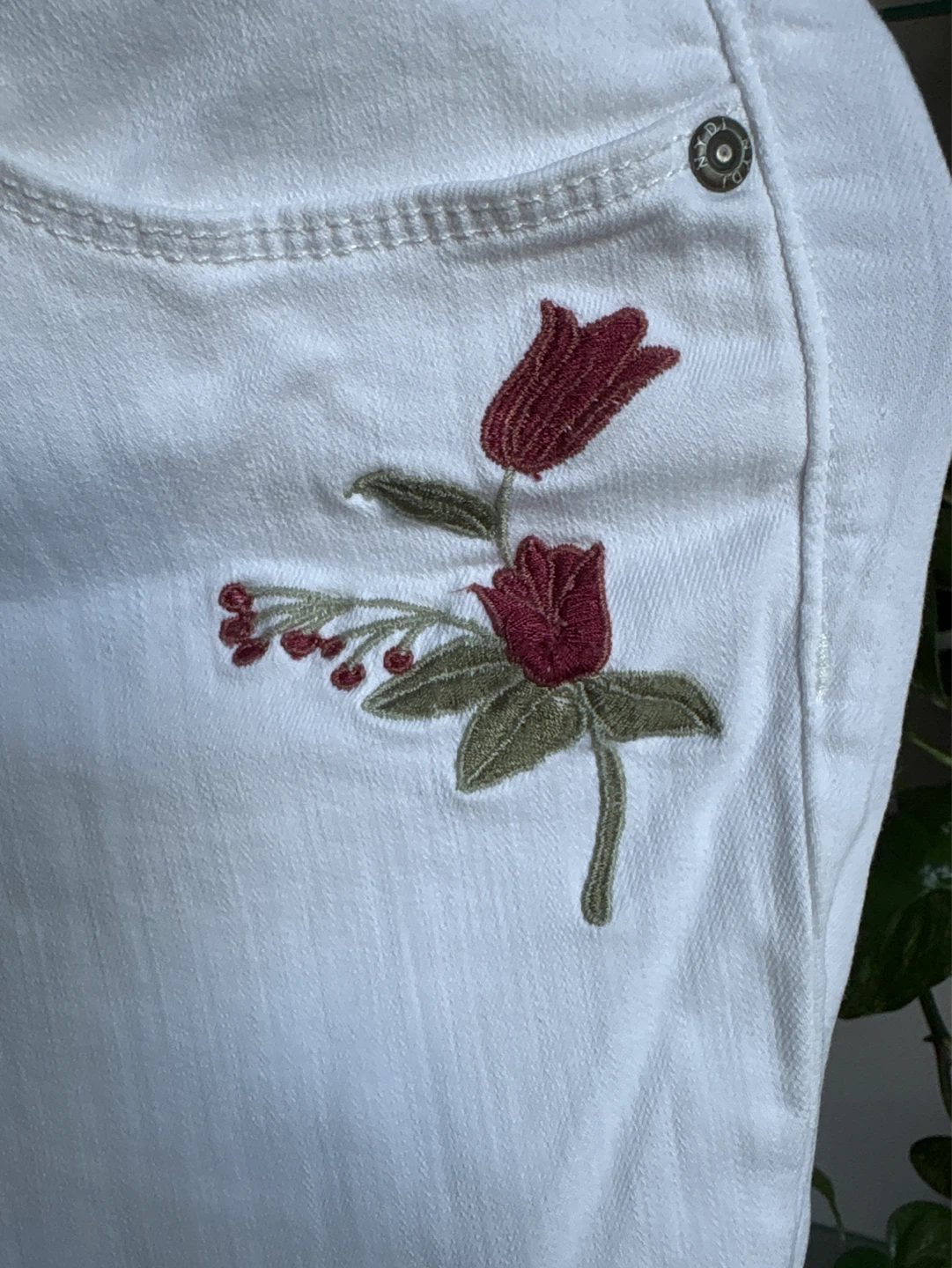 NYDJ White Embroidered Cropped Jeans Size 0 - photo 2
