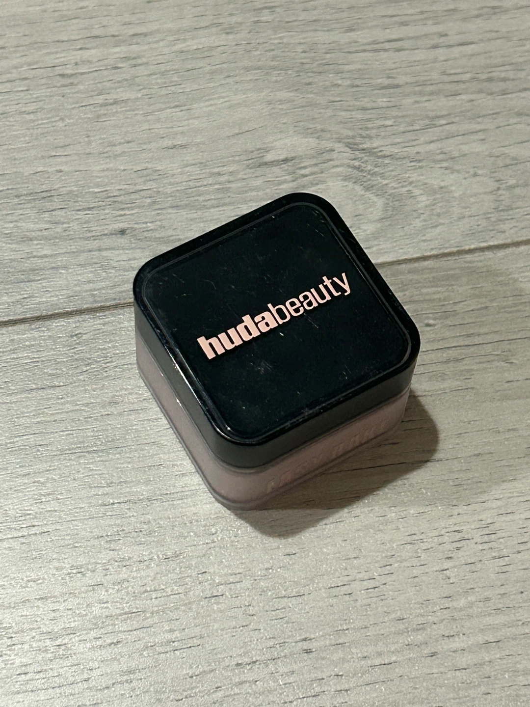 Huda Beauty cherry blossom cake mini loose powder
