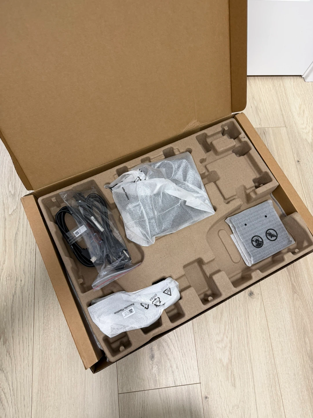 Brand new Dell Monitor - Delivery Considered - photo 2