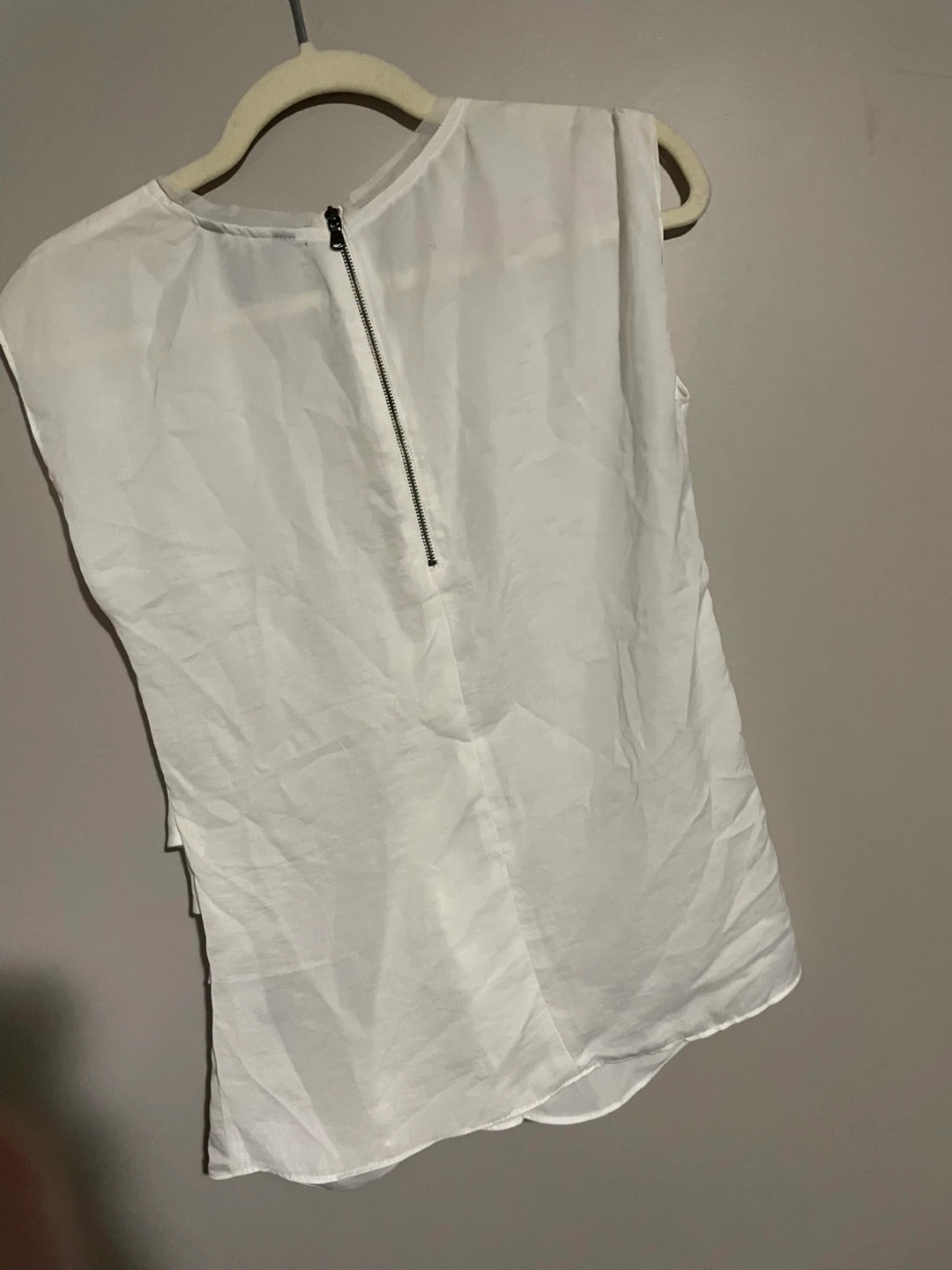 White Sleeveless V-Neck Top - photo 2