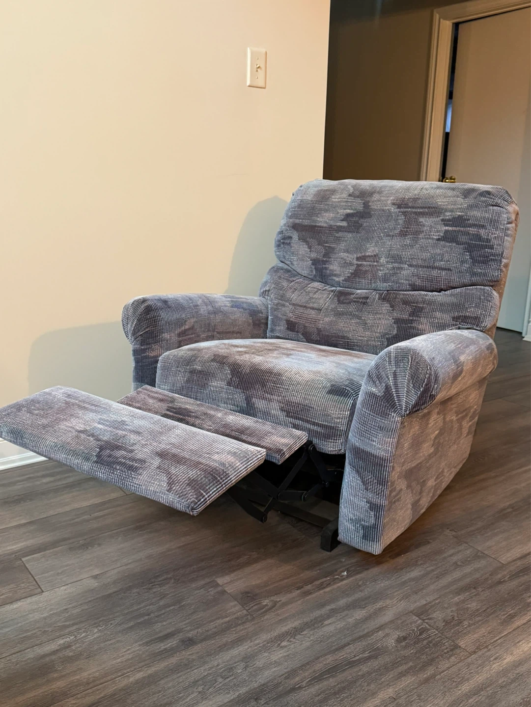 Grey Patterned Recliner Chair - photo 2
