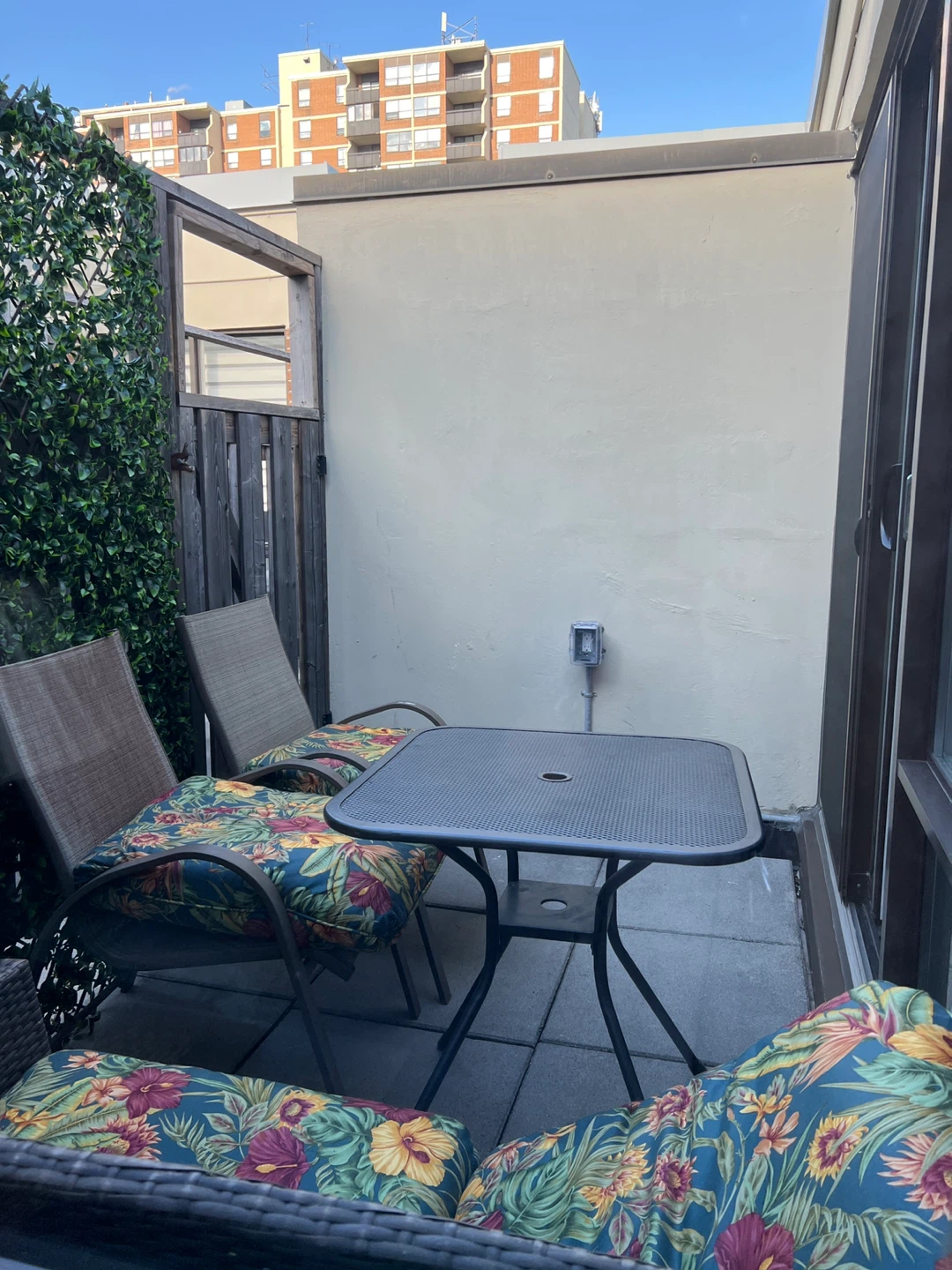 Furnished bachelor in condo Etobicoke all included $1700 - photo 4