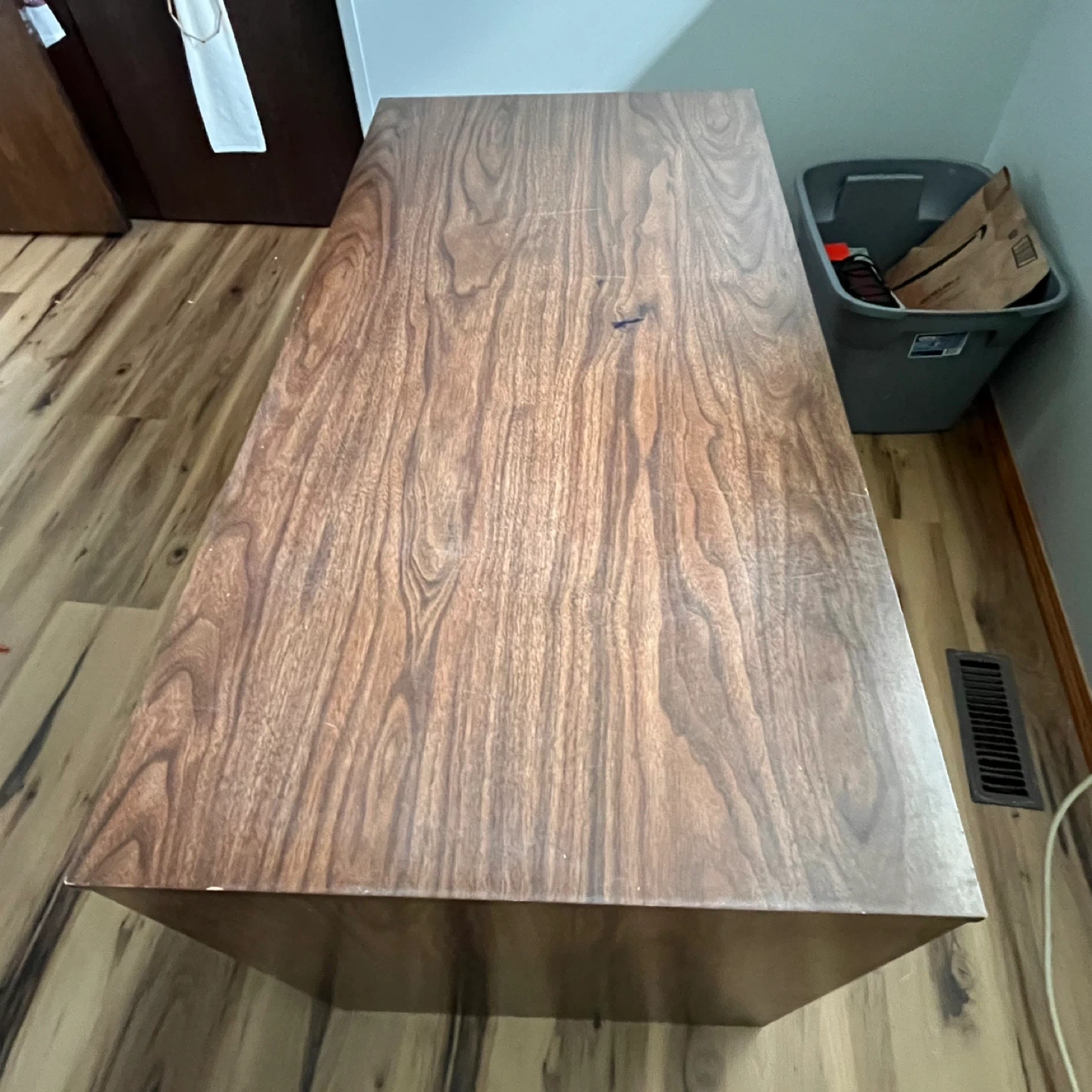 Desk - photo 2