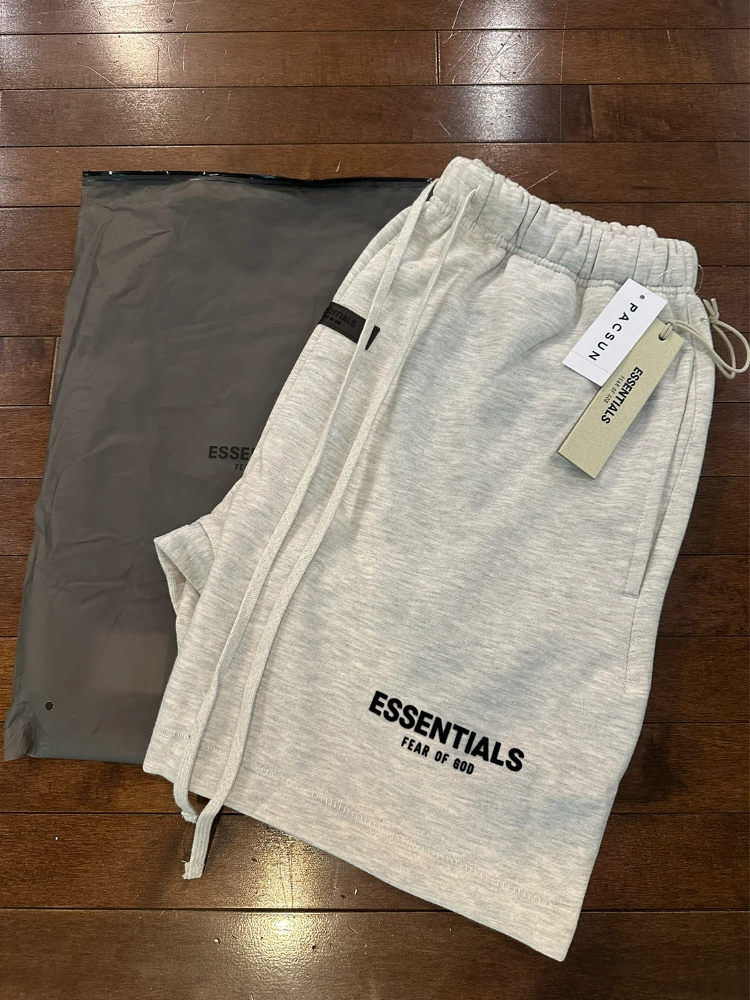 ESSENTIALS FOG SHORTS