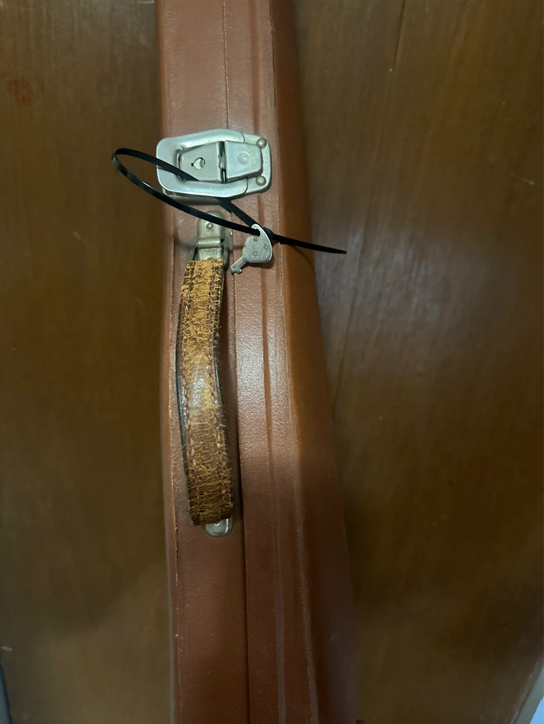 vintage hard brown violin case with original key - photo 2