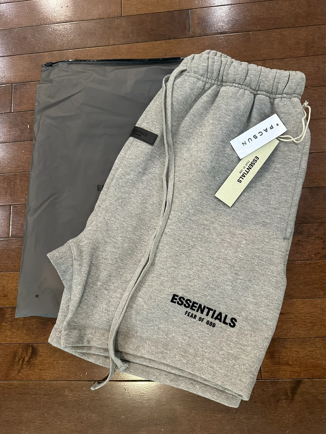 ESSENTIALS FOG SHORTS